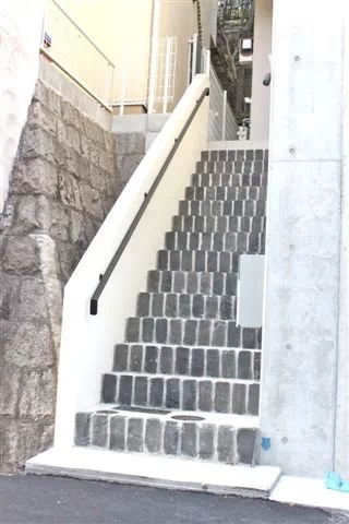 玄関アプローチ階段の写真