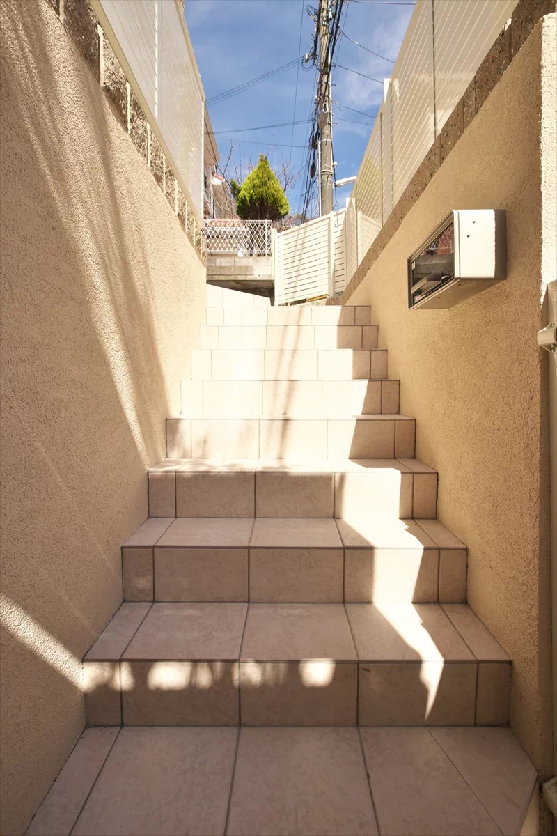 玄関アプローチ階段の写真