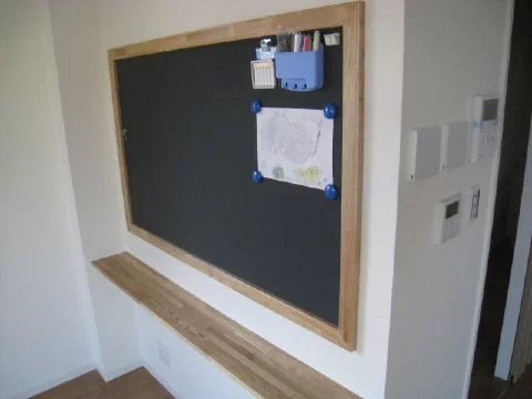 メモなど張り付けられる黒板の写真